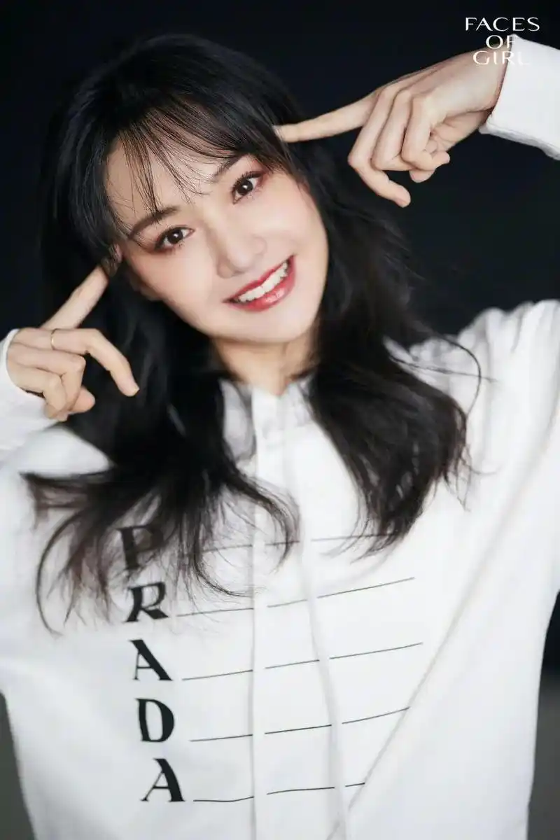 身穿白色卫衣的绝世甜美小仙女,鬼马机灵,元气满满,状态真的好,小爽太