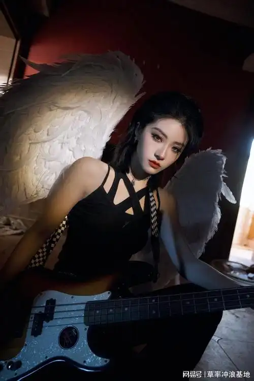 喻言化身摇滚乐队女主唱,黑色性感吊带白色纯洁翅膀暗黑天使降临