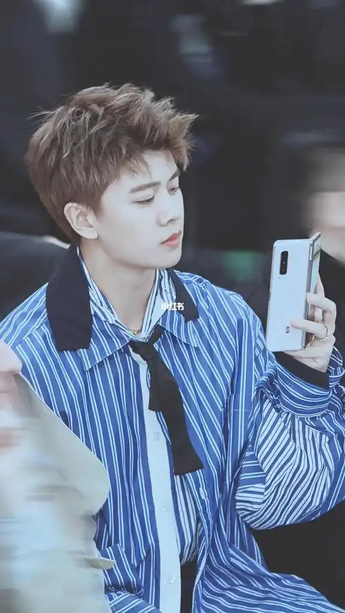 任嘉伦 蓝色条纹衬衫造型 高清壁纸 早安～_任嘉伦_壁纸_条纹衬衫