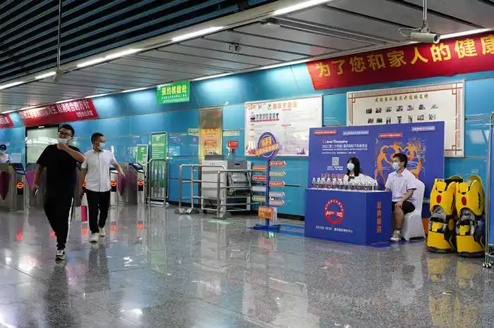 重庆国际汽车展会地铁站创意美陈摆展