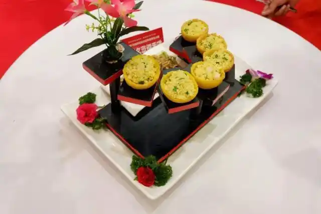 据了解,参赛的26名选手共分为5组,每组比赛用时30分钟,菜品评分主要从