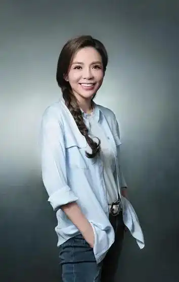 朱迅:央视综艺著名主持人,曾主持星光大道而红遍全国各地大江两 - 抖