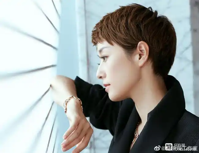 43岁马伊琍离婚后"造型"开挂!新短发造型搭配西服,气场全开