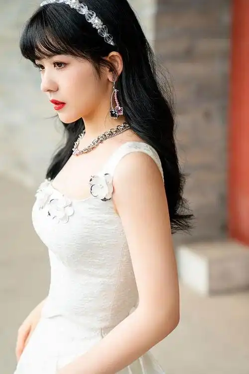 赖美云笑眼弯弯甜美萌妹子 短裙写真青春活泼俏丽可人