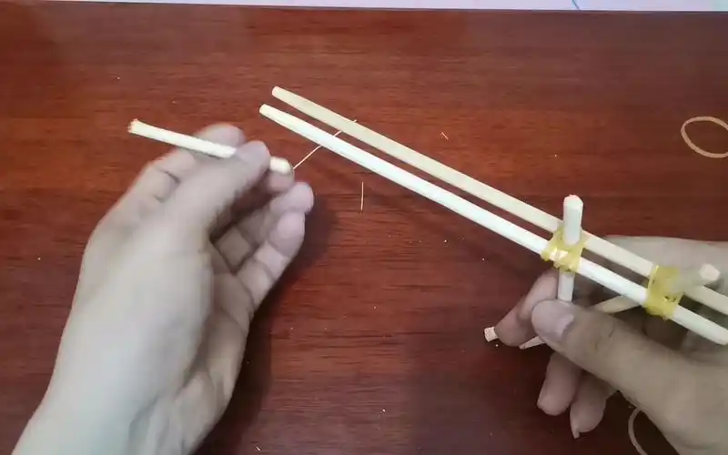 据说用表妹的手机打出fj就会出现"腹肌"自制史上最牛筷子皮筋枪_哔哩