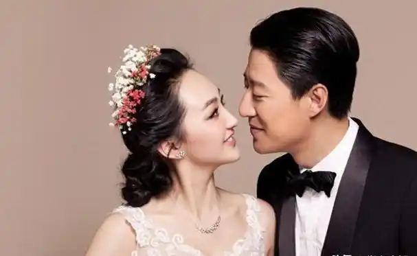 演员于震:二婚娶小13岁娇妻,连生三胎,如今一家五口其乐融融