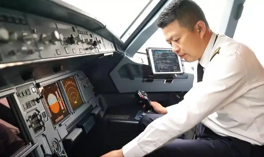 俄机长曾让15岁的儿子开飞机,致75人遇难,驾驶舱是飞机上的禁区