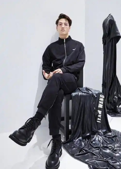 王嘉尔的腿确实很招摇穿上毒液裤后这腿怕是被上帝吻过