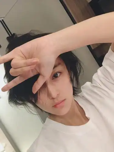 张馨予分享素颜自拍头发凌乱 比rock手势个性满分