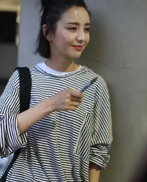 佟丽娅也太可爱了,穿短裤扎半丸子头,活泼俏皮不像结了婚的人