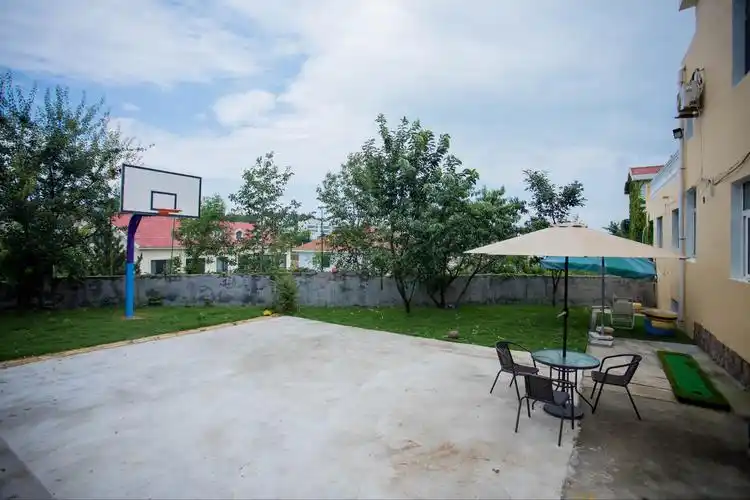 后花园有一个篮球场,没事的话可以打个球.