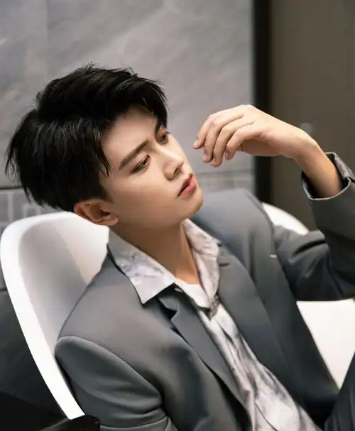 任嘉伦男星时尚写真:气质暖男,英俊帅气!