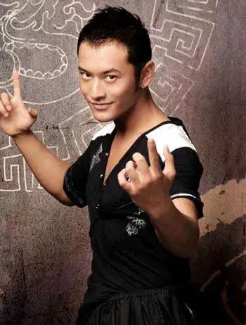 黄晓明自爆大学曾暗恋赵薇 与其合作嘴巴都紧张