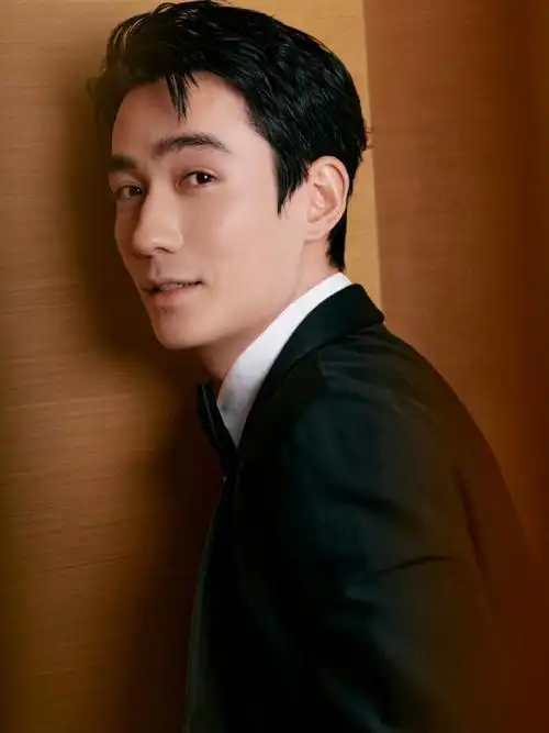 朱一龙北影节开幕红毯造型公开 真的很帅 - 电视大全