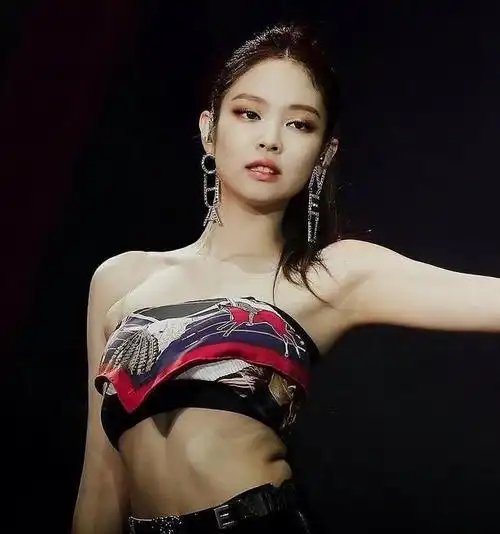 舞台上抹胸热裤的jennie,魅力全开!