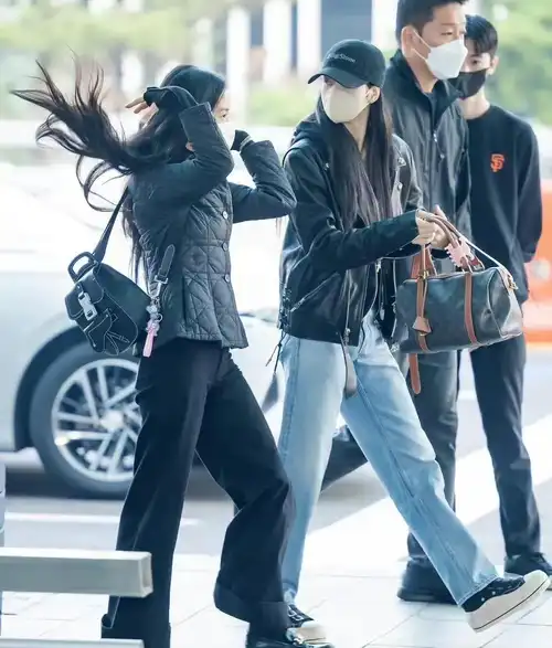 blackpink最新机场路透曝光,金智秀lisa欢乐打招呼_杰尼_朴彩英_休闲