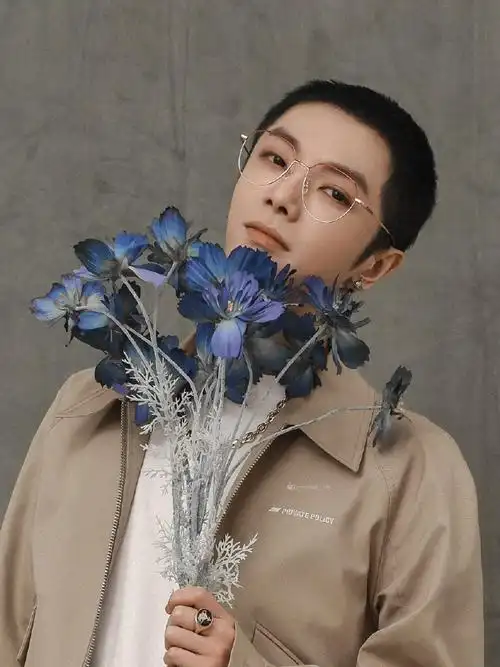 华晨宇寸头自拍