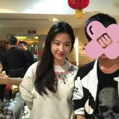 看到刘亦菲素颜跟人合影,她就是一普通人,没多惊艳但皮肤很好!