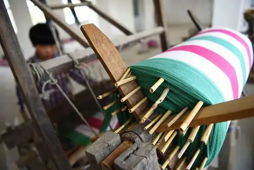 70后夫妻重操祖传手艺纺织老粗布月收入过万元