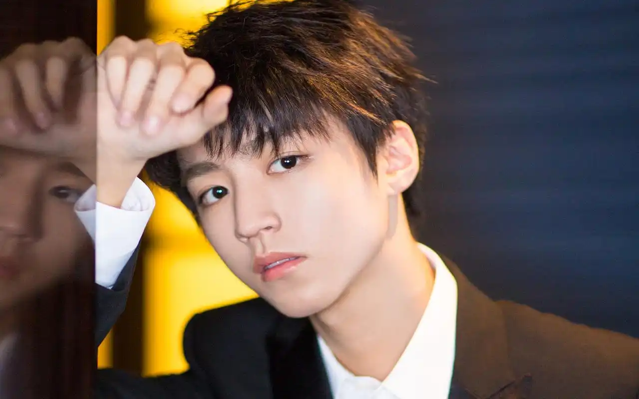 王俊凯黑西装帅气写真图片桌面壁纸高清大图预览1920×1200_大陆明星