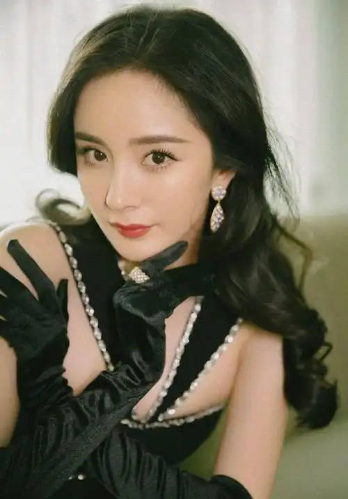 杨幂活动造型图集,一身黑色系穿搭配上丝绒手套出镜,妩媚多姿