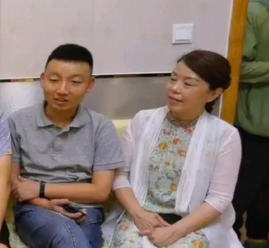 姚策有一个幸福的童年,而郭威童年被智障姐姐打骂,经常鼻青脸肿|许敏