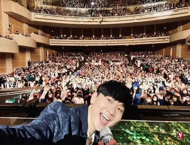 娱乐罗瑱玲|作者 首个在松绑下举行的实体演唱会,2000观众无须1米距离