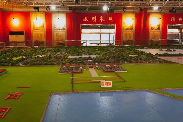 行走在深秋的圆明园