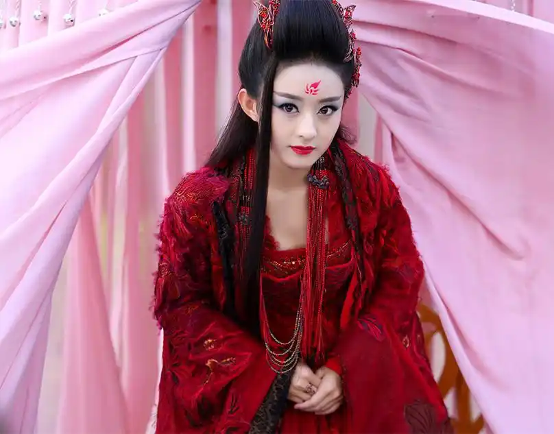 《花千骨》里面的小骨无疑了!是不是被小骨的潇洒一剑惊到了呢?