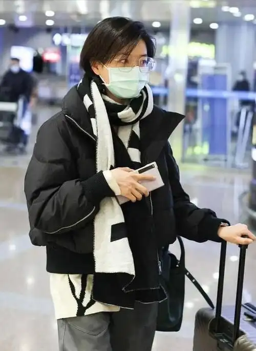 与万茜合影或取得签名,但她只是微笑作答,并没有停留太久就离开了机场