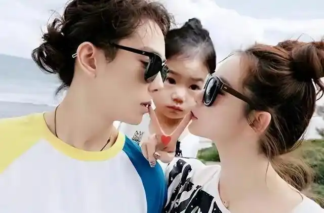 戚薇挺孕肚逛街,步伐缓慢双腿浮肿明显 - 华夏头条