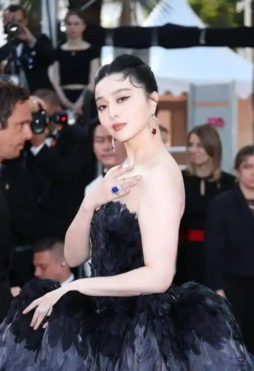 戛纳闭幕红毯:范冰冰衣冠楚楚背负羞耻,精灵王子化身认不出大叔_闭幕