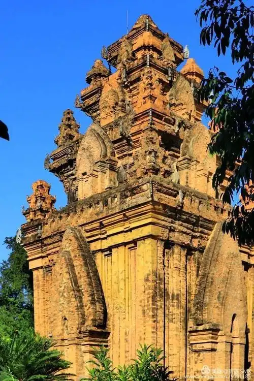 芽庄北部的婆那加占婆塔,仿佛是柬埔寨的"吴哥窟",这座印度教建筑供奉