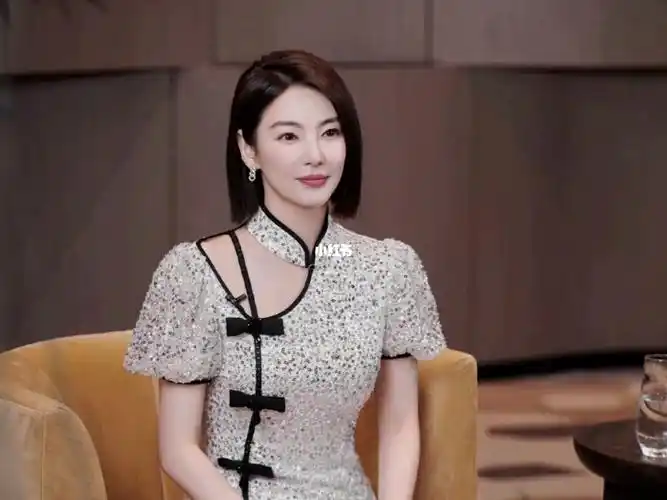 张雨绮旗袍造型,宝子们快来赏析张雨绮的新造型哦～ 利落短发搭配亮片