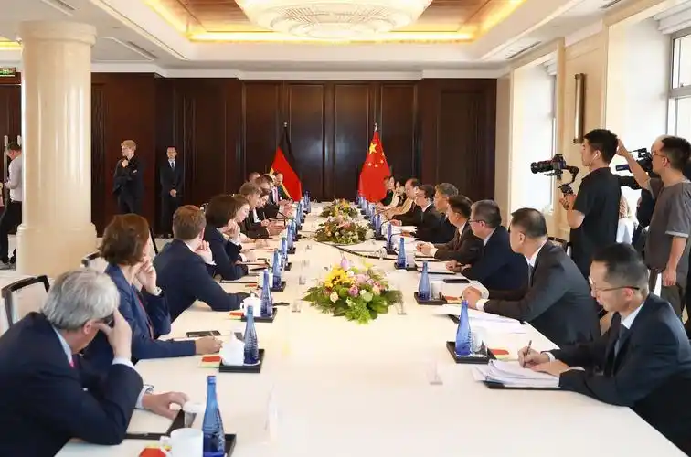 商务部部长王文涛会见德国副总理兼经济和气候保护部部长哈贝克