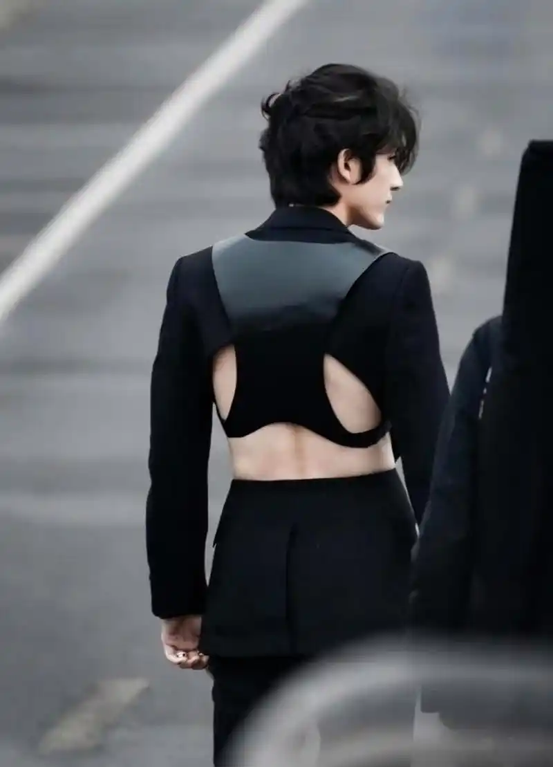 万万没想到,男明星也有露背露腰礼服, 网友:张新成,你小子真行!