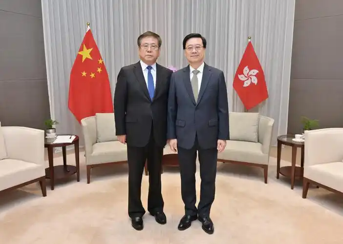 行政长官李家超(右)今日(五月十五日)与河南省省长王凯(左)会面.