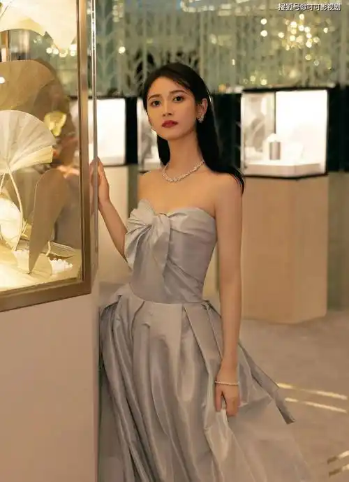 陈钰琪灵动抹胸裙大秀蚂蚁腰美得真高级