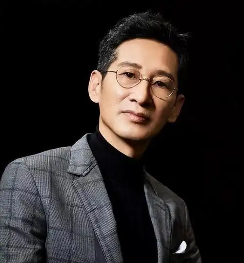 王劲松:一路走得苦!有戏演就对,如今没儿没女依旧很幸福