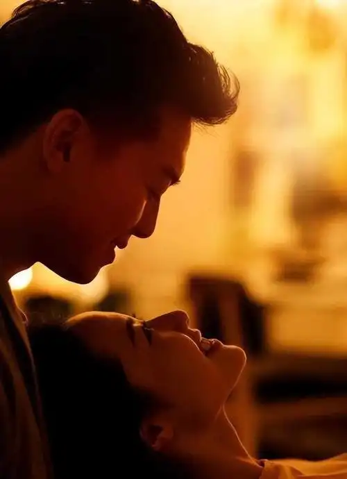 独特的亲吻方式,无疑能为双方的关系增添一抹温情脉脉的氛围