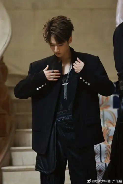 严浩翔黑色透视内搭##严浩翔穿这么多见外了
