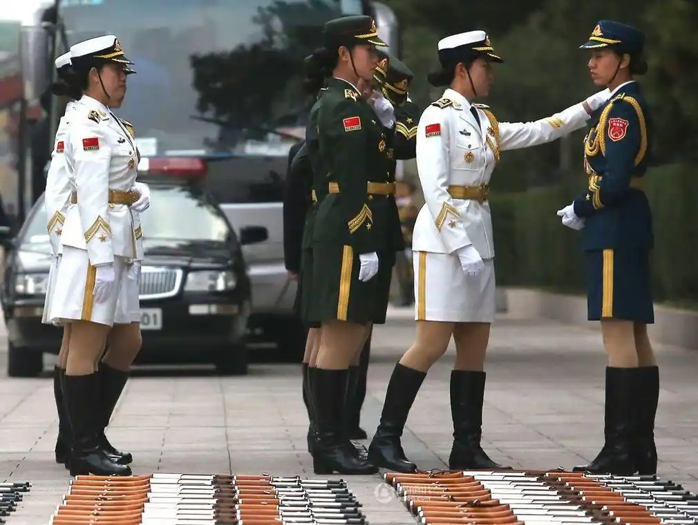 2014年10月28日,在北京人民大会堂东门外广场欢迎仪式上,仪仗队女兵