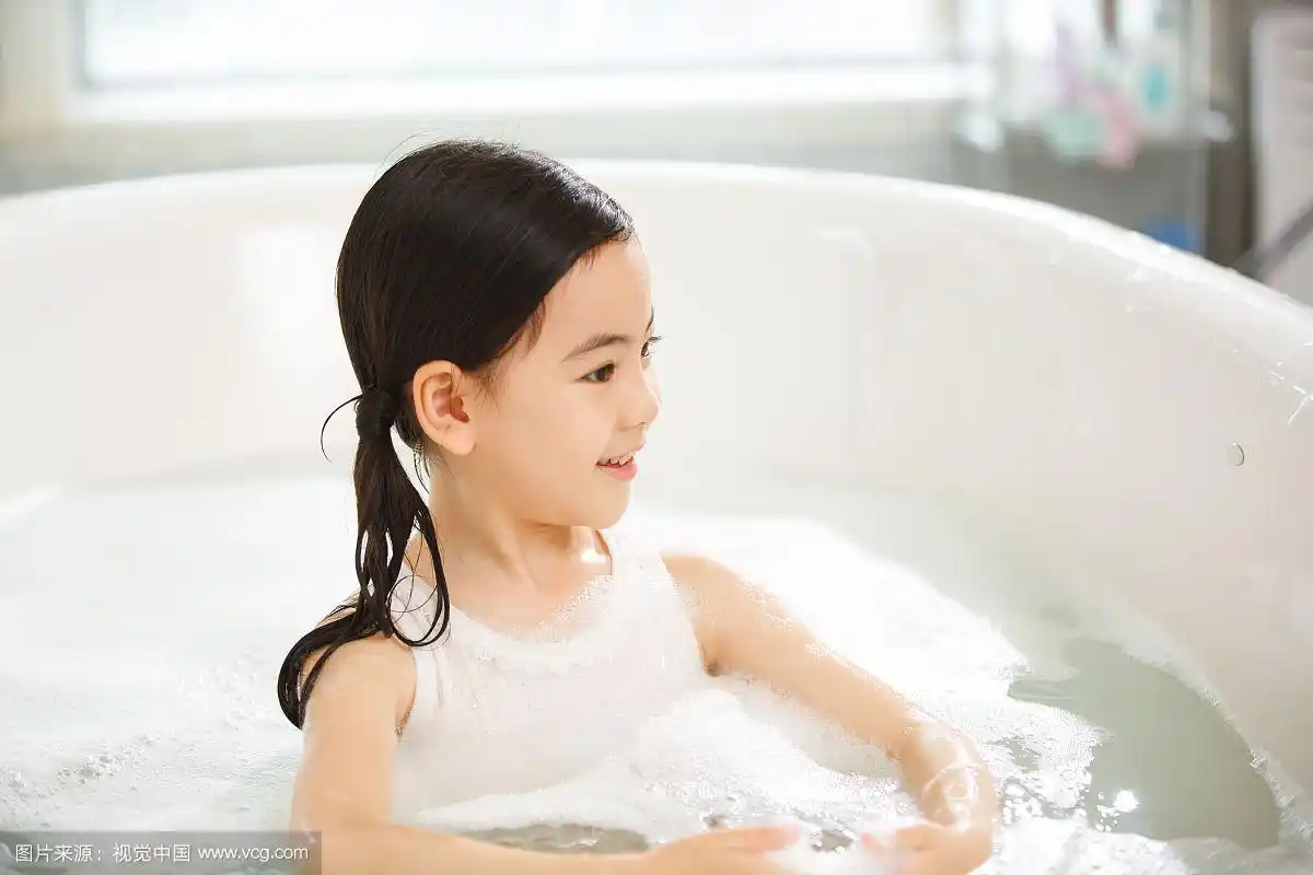 可爱的小女孩在洗澡
