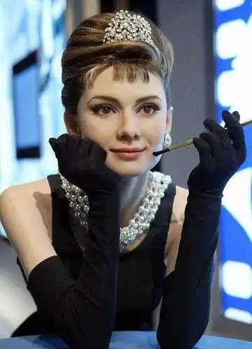 提到珠宝,不得不提的是赫本的珍珠.