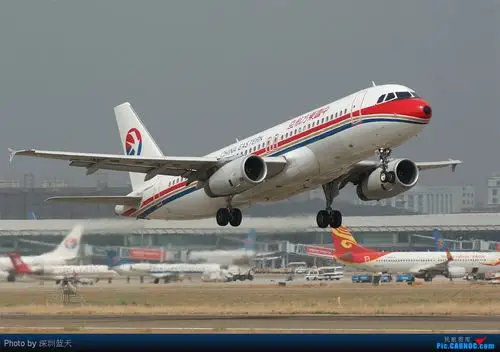 求几个优质的壁纸,那种飞机正在起飞的壁纸.