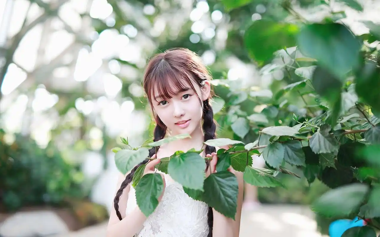 清纯美女户外阳光写真桌面壁纸