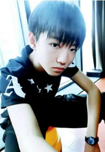 小编依稀记得王俊凯刚出道时,那稚嫩的少年模样,样子清秀.