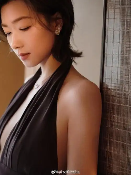 万茜咖色深露背长裙轻巧拿捏