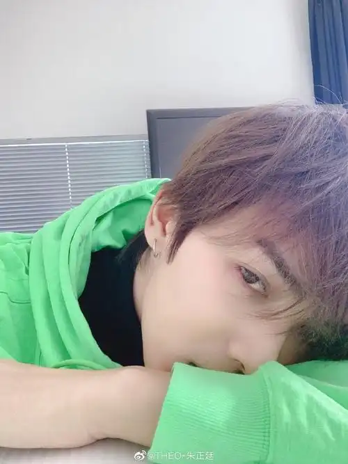 朱正廷倒时差延迟营业 素颜自拍的清新可人儿