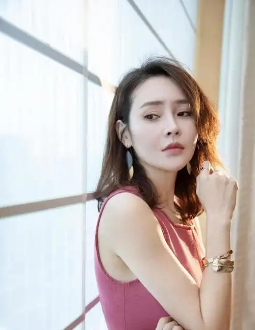 于明加真是人间尤物穿黑色吊带裙秀魔鬼身材披上披肩超美